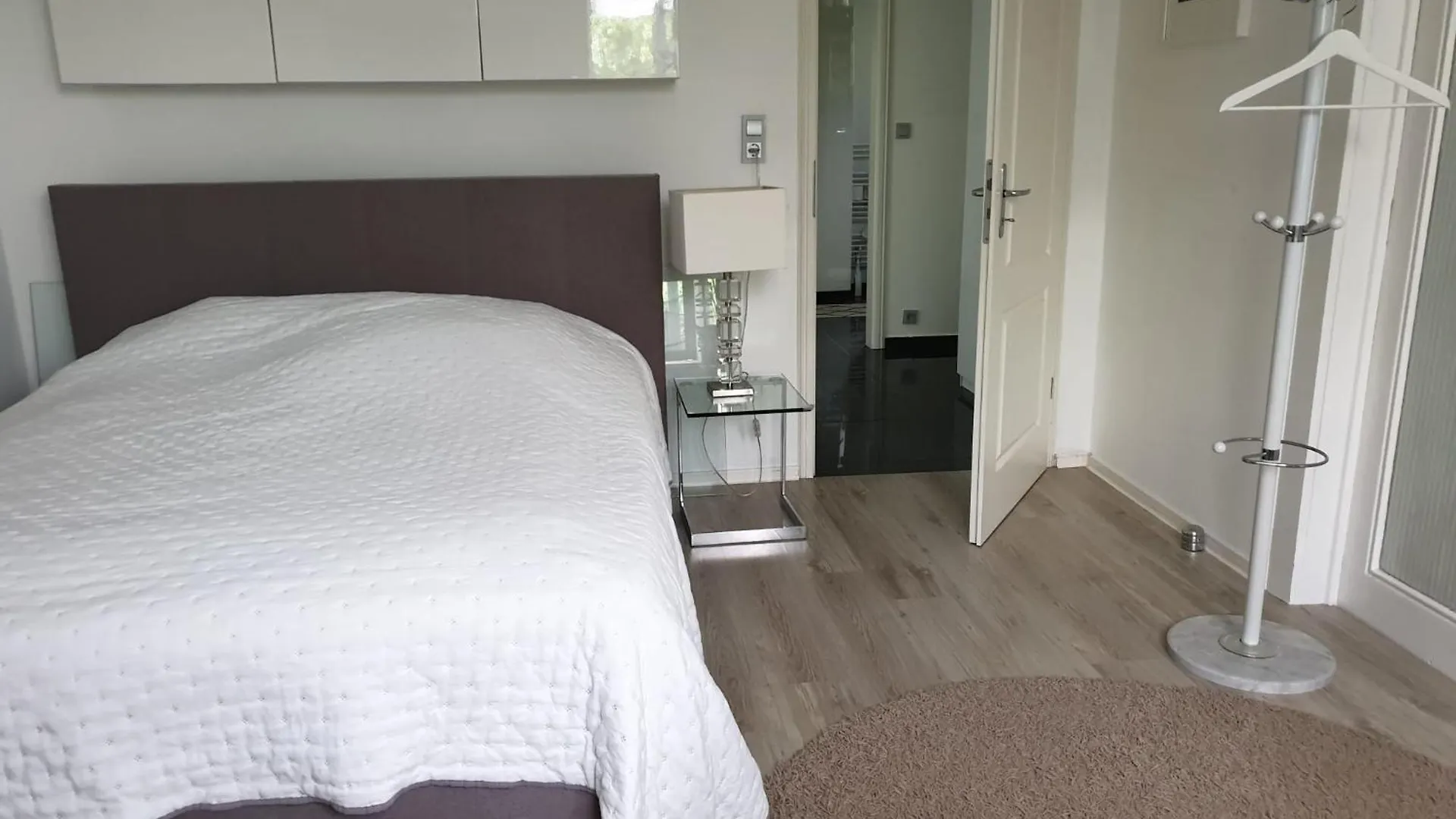 Apartment Im Gruenen Zwischen Messe & Flughafen Koeln! 0*, Cologne